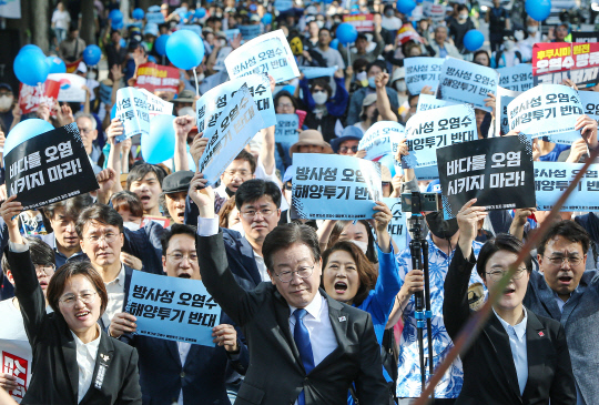 더불어민주당 이재명 대표가 20일 오후 서울 중구 한국프레스센터 인근 세종대로에서 열린 '일본 방사성 오염수 해양투기 저지 전국 행동의 날'에 참석해 서울광장 방향으로 행진하며 구호를 외치고 있다. 왼쪽은 정의당 강은미 의원, 오른쪽은 진보당 윤희숙 상임대표.<공동취재·연합뉴스>